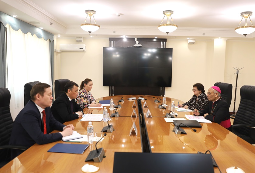 Министр встретился с Председателем «Сорос-Казахстан» А.Айдаркуловой, а также Нунцием Ф.А.Чулликаттом