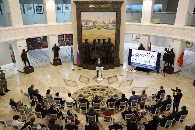 Казахстанской стороне переданы архивные документы о Бауыржане Момышулы