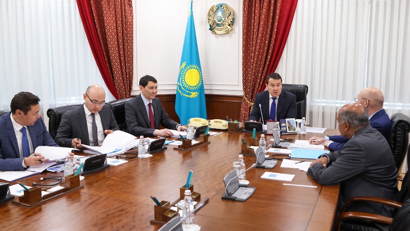 Алихан Смаилов провел встречу с Сэром Сумой Чакрабарти