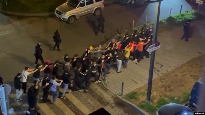 «Их надо отправить в Украину рыть окопы». В Котельниках задержаны еще 100 таджикских мигрантов