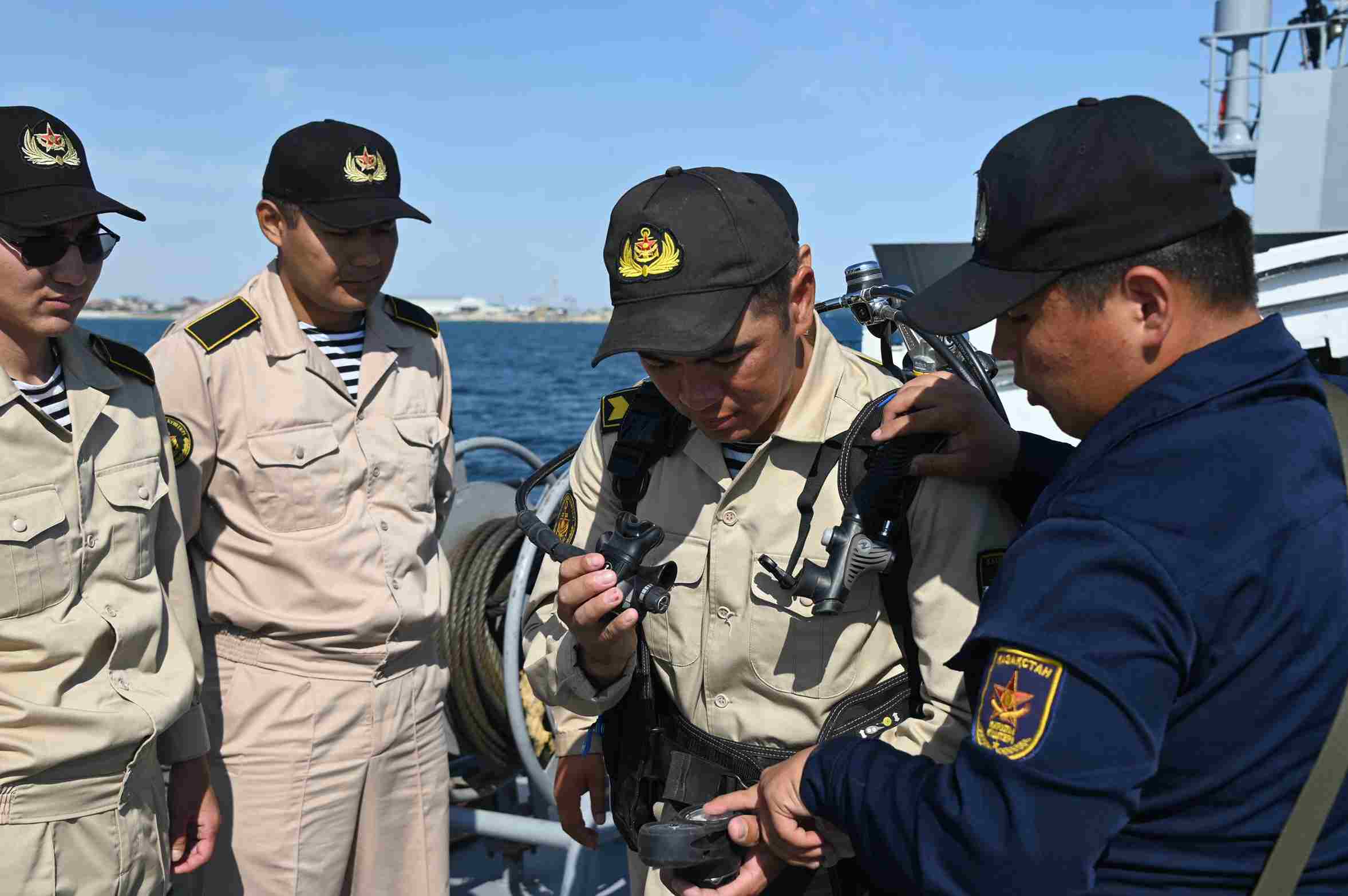 Военнообязанные совершенствуют навыки на суше и на море